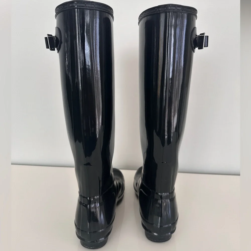 Women’s Tall Black Gloss Hunter rain boots in size 8 - Picture 2 of 15